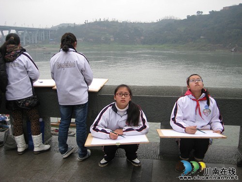 泸州十八中学子参加泸州市大型写生活动(图2) 泸州十八中学子参加泸州市大型写生活动(图2)