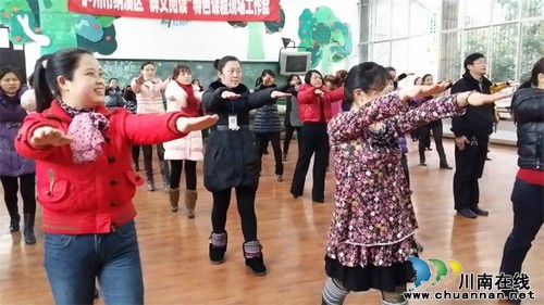 纳溪逸夫小学教师积极参加大课间活动(图1)