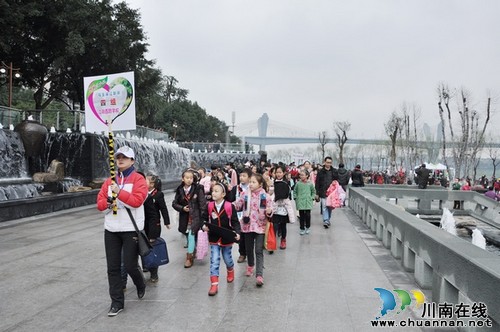 泸州市江阳西路学校“小画家”写生滨江新景(图1) 泸州市江阳西路学校“小画家”写生滨江新景(图1)