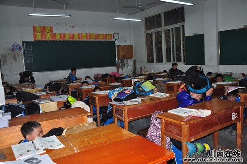 宜宾县15万师生参与地震应急逃生演练(图2)