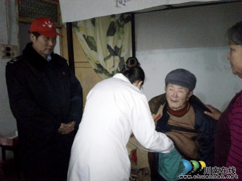 龙马潭区国税局党员志愿者学雷锋为民服务(图3) 龙马潭区国税局党员志愿者学雷锋为民服务(图3)