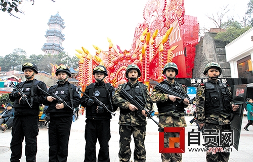 自贡安保升级&nbsp;特警荷枪实弹24小时巡逻