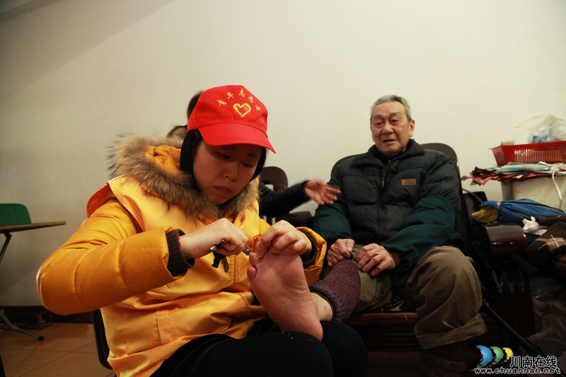 泸州:“微力量”情暖社区空巢老人(图1) 泸州:“微力量”情暖社区空巢老人(图1)