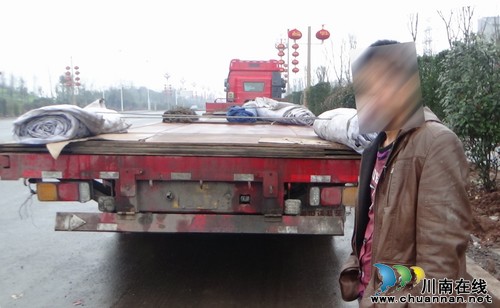 泸州:“变型”货车遇警拒检 冲卡逃逸遭严处(图1) 泸州:“变型”货车遇警拒检 冲卡逃逸遭严处(图1)