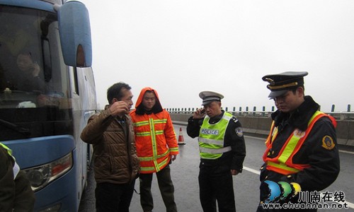 客车高速路上"闹罢工" 民警冒雨转移51名乘客(图2) 客车高速路上"闹罢工" 民警冒雨转移51名乘客(图2)