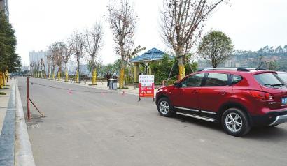 铁链锁路 内江一条市政道路圈成"私人领地"?(图1) 铁链锁路 内江一条市政道路圈成"私人领地"?(图1)