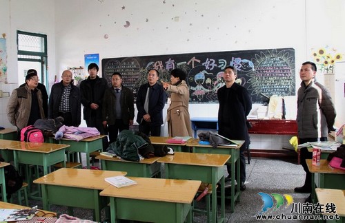 泸州市江阳西路学校迎接远方“贵宾”(图1) 泸州市江阳西路学校迎接远方“贵宾”(图1)