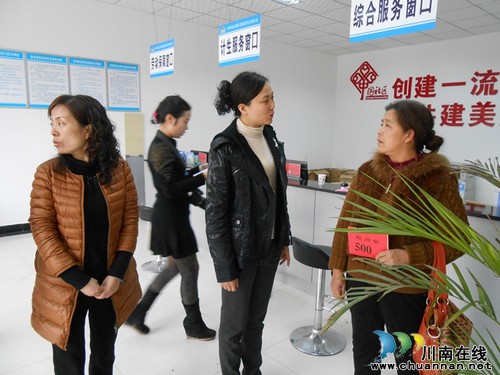 张坝：慰问患病妇女&nbsp;关爱暖入人心(图2)