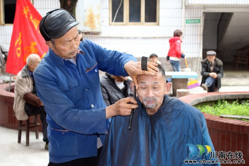 兆雅镇:以学雷锋为契机开展党的群众路线教育实践(图1) 兆雅镇:以学雷锋为契机开展党的群众路线教育实践(图1)