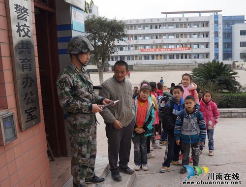 立石镇:民兵巡逻保平安(图1) 立石镇:民兵巡逻保平安(图1)