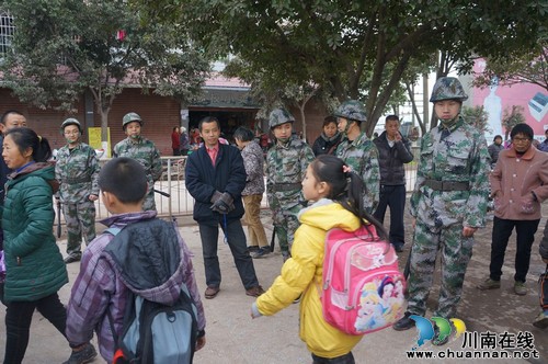 立石镇:民兵巡逻保平安(图2) 立石镇:民兵巡逻保平安(图2)