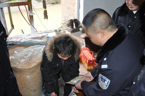 叙永公安走基层 “万警进万家”慰问显真情(图1) 叙永公安走基层 “万警进万家”慰问显真情(图1)