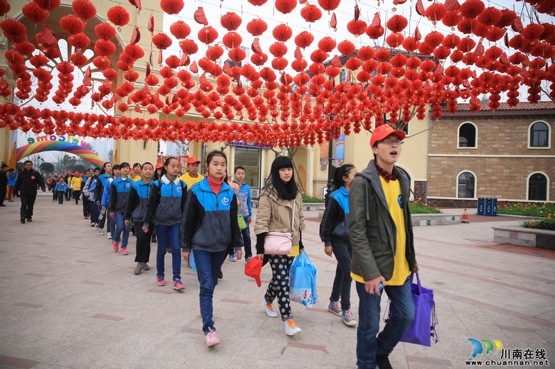 志愿者带留守儿童游乐园(图3)