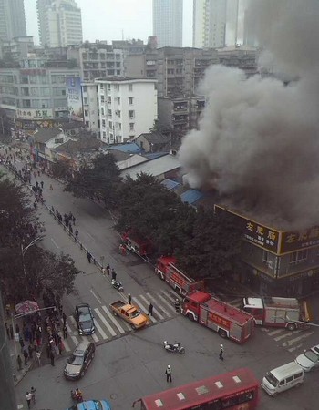 泸州东门口迎辉路发生火灾 起火原因不明(图1) 泸州东门口迎辉路发生火灾 起火原因不明(图1)