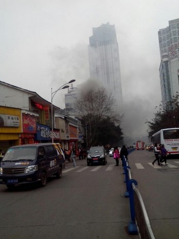 泸州东门口迎辉路发生火灾 起火原因不明(图3) 泸州东门口迎辉路发生火灾 起火原因不明(图3)
