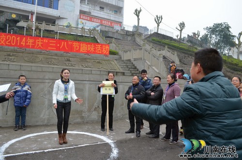 纳溪护国镇中心校举办庆“三·八”妇女节趣味活动(图2)