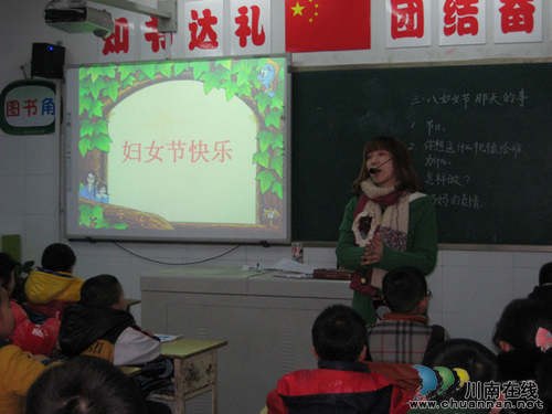 泸州十八中少先队员开展“献礼母亲”感恩活动(图1) 泸州十八中少先队员开展“献礼母亲”感恩活动(图1)
