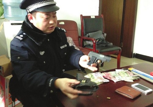 自制假枪 自贡两少年连抢两出租车(图1) 自制假枪 自贡两少年连抢两出租车(图1)