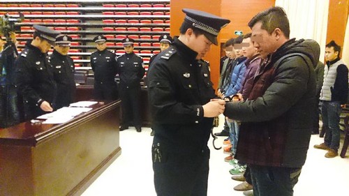 宜宾:租豪车制造车祸 团伙作案骗保近百万元(图2) 宜宾:租豪车制造车祸 团伙作案骗保近百万元(图2)