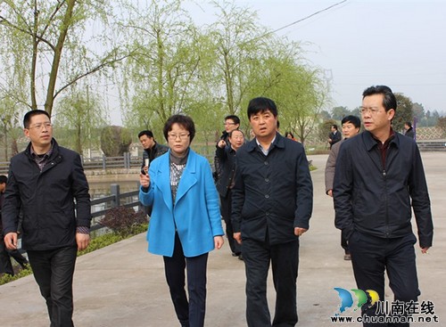 陈雁到泸县兆雅镇石龙村调研农业农村工作(图1) 陈雁到泸县兆雅镇石龙村调研农业农村工作(图1)