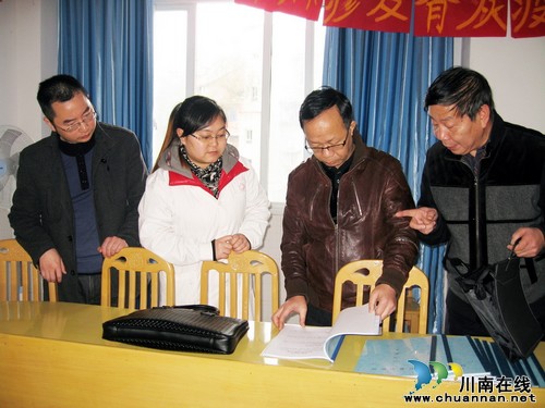 泸州市卫生局领导调研基层中医工作(图1) 泸州市卫生局领导调研基层中医工作(图1)