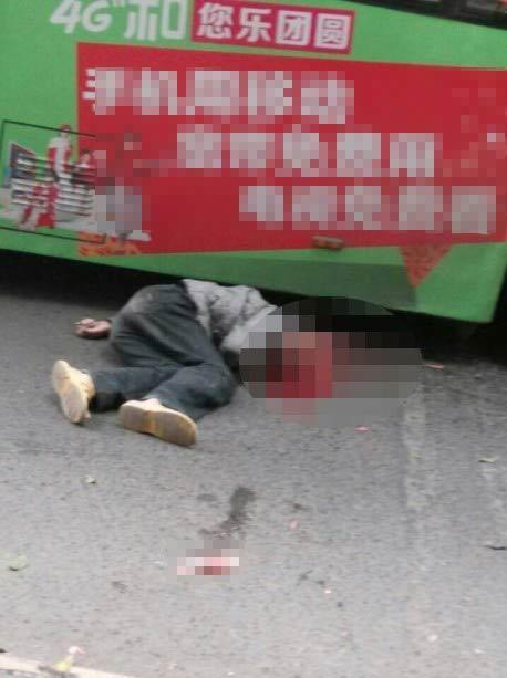泸州刺园路公交车撞死一男子 现场惨不忍睹(图1) 泸州刺园路公交车撞死一男子 现场惨不忍睹