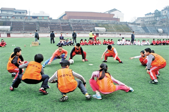 内江市“青少年校园足球活动”启动(图1) 内江市“青少年校园足球活动”启动(图1)