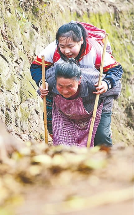 宜宾:5年,8000里 奶奶就是她上学的腿(图)(图1) 宜宾:5年,8000里 奶奶就是她上学的腿(图)(图1)