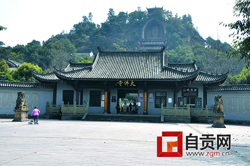 荣县大佛寺门前清朝石狮被人为破坏