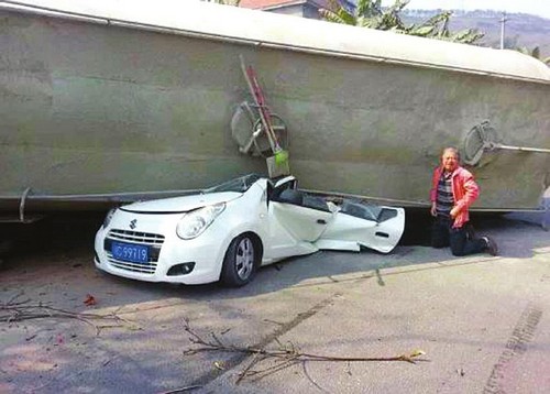 罐车侧翻压扁轿车 一家三口遇难(图2) 罐车侧翻压扁轿车 一家三口遇难(图2)