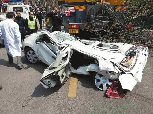 罐车侧翻压扁轿车 一家三口遇难(图1) 罐车侧翻压扁轿车 一家三口遇难(图1)