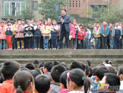 泸州纳溪白节镇小学举行消防安全逃生演练活动(图2)