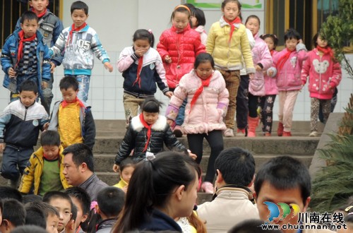 泸州纳溪白节镇小学举行消防安全逃生演练活动(图1)