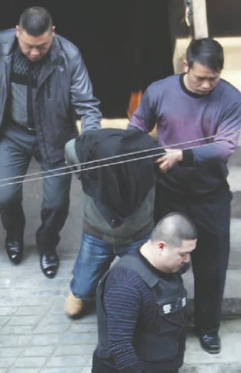 自贡一男子屋内持枪欲自残&nbsp;扬言要引燃天然气(图1)