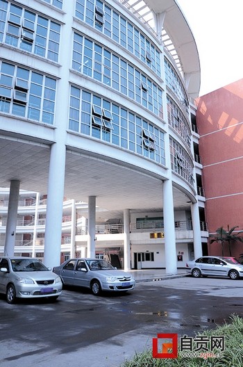 四川理工学院一研究生坠楼身亡 (图1) 四川理工学院一研究生坠楼身亡 (图1)