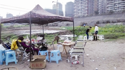 烧烤完了 宜宾滨江河滩遍地垃圾(图1) 烧烤完了 宜宾滨江河滩遍地垃圾(图1)