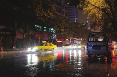 夜雨中 泸州炸响第一声春雷(图1) 夜雨中 泸州炸响第一声春雷(图1)