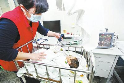 泸州奶奶飞厦门 接“奇迹宝宝”回家(图1) 泸州奶奶飞厦门 接“奇迹宝宝”回家(图1)