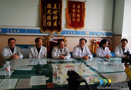 泸州“连体男婴”出生三个月后昨日成功分离(图1) 泸州“连体男婴”出生三个月后昨日成功分离(图1)