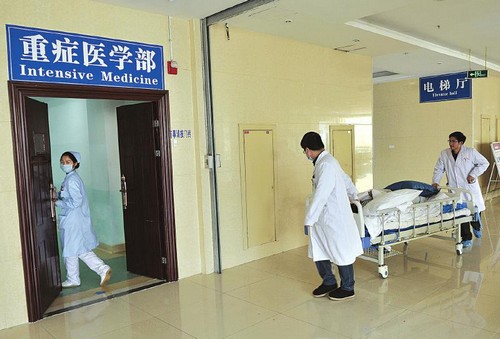 泸州客车黔江发生事故&nbsp;多部门工作人员连夜奔赴现场处理(图1)