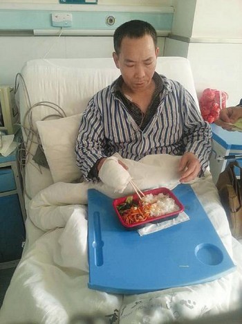 司机打哈欠拉方向盘 客车瞬间失控(图2) 司机打哈欠拉方向盘 客车瞬间失控(图2)