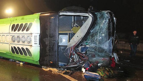 司机打哈欠拉方向盘 客车瞬间失控(图1) 司机打哈欠拉方向盘 客车瞬间失控(图1)