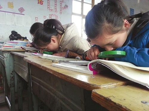 放大镜当眼 宜宾双胞胎姐妹年年考前三(图1) 放大镜当眼 宜宾双胞胎姐妹年年考前三(图1)