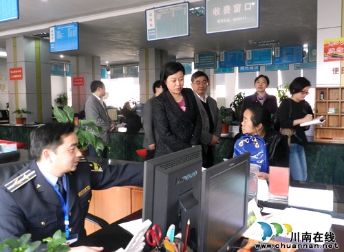 泸州市委常委、宣传部长鞠丽带队到纳溪政务服务中心督查指导(图1) 泸州市委常委、宣传部长鞠丽带队到纳溪政务服务中心督查指导(图1)