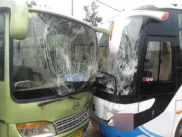 自贡境内一大巴撞了面包车又撞退大客车(图1) 自贡境内一大巴撞了面包车又撞退大客车(图1)