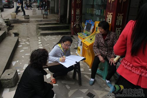 泸县人社局送政策做好事积极开展“党员义工日”活动(图1)