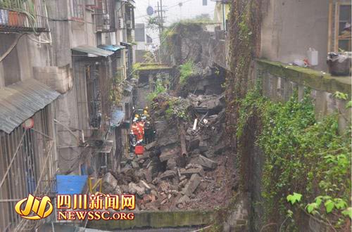 内江一堡坎垮塌波及变压器&nbsp;近千户生活受影响(图1)