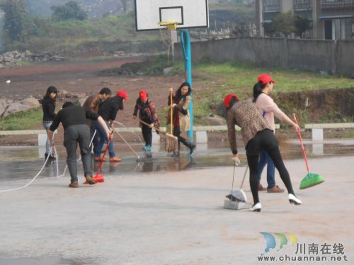 张坝景区：彭湾社区积极开展“党员义工日”活动(图1)