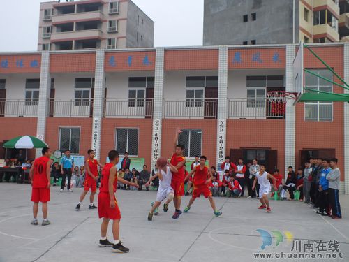 宜宾县2014年中小学生篮球运动会决赛在县一中开哨(图2)