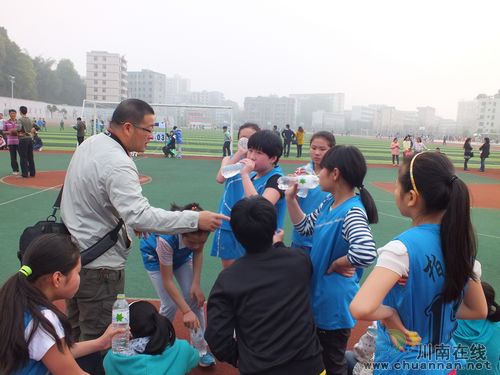 宜宾县2014年中小学生篮球运动会决赛在县一中开哨